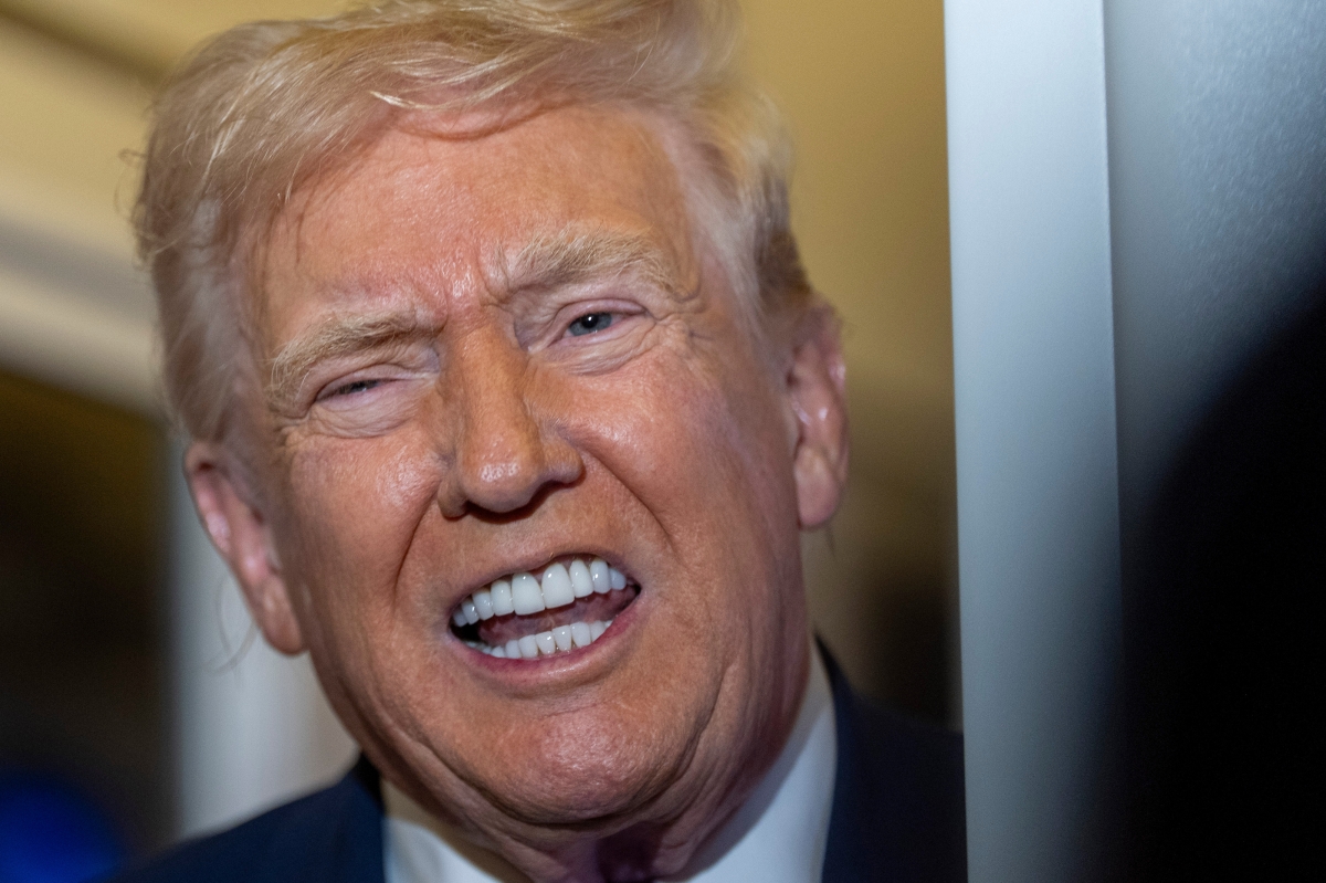 도널드 트럼프 미국 대통령이 30일(현지시간) 플로리다주 팜비치 마러라고 별장에서 앤드루스 기지로 향하는 대통령전용기 에어포스원에서 기자들과 대화하고 있다.2025.11.30 AP 연합뉴스