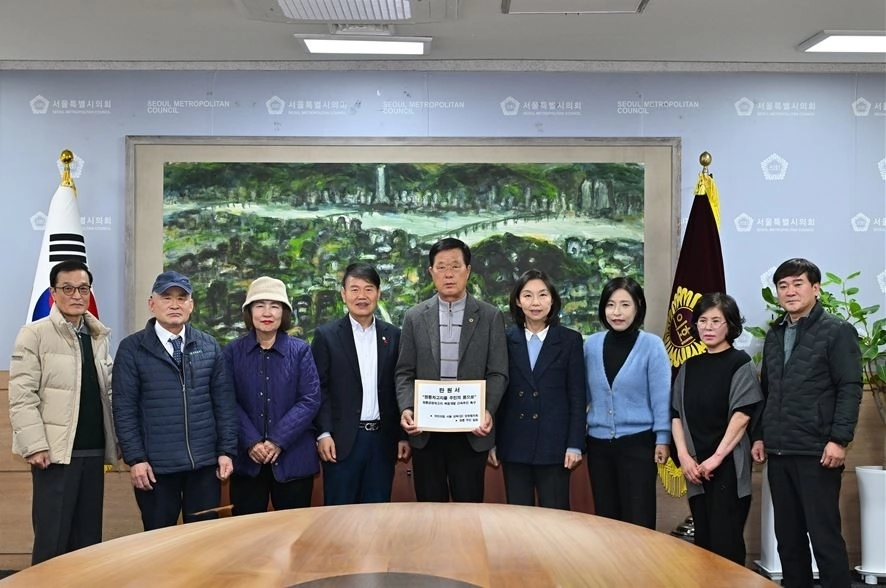 지난 11월 27일 ‘정릉버스공영차고지 복합개발 현안 관련 의장–주민간담회’에 참석한 김원중 의원(가운데)