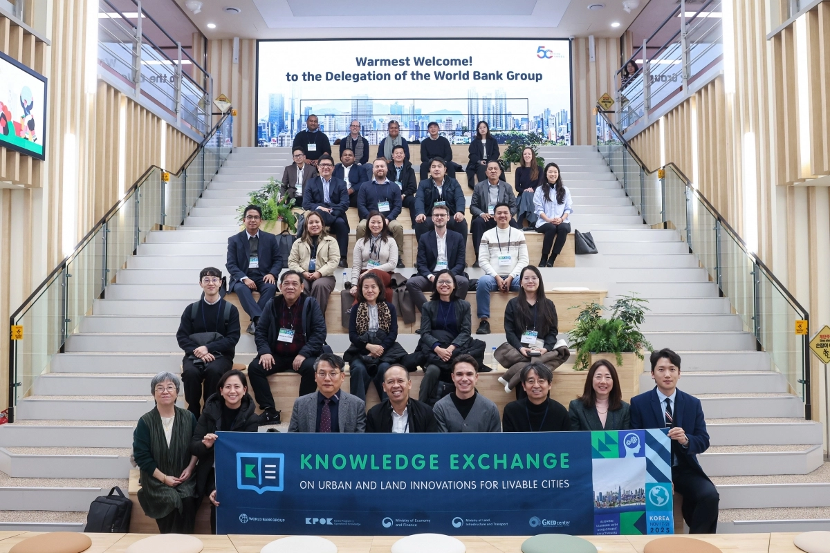 서울 강남구를 방문한 캄보디아, 라오스, 필리핀, 피지, 중국, 월드뱅크 관계자들이 연수를 마치고 기념 사진을 찍고 있다. 강남구 제공