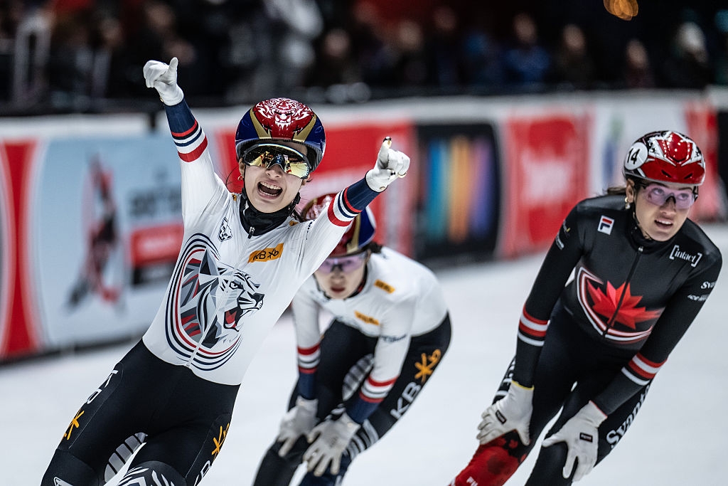 한국 쇼트트랙 국가대표 김길리가 1일(한국시간) 네덜란드 도르드레흐트의 스포르트불레바르에서 열린 2025~26 국제빙상경기연맹(ISU) 쇼트트랙 월드투어 4차 대회 여자 1500m 결선에서 우승한 뒤 기뻐하고 있다. ISU 제공