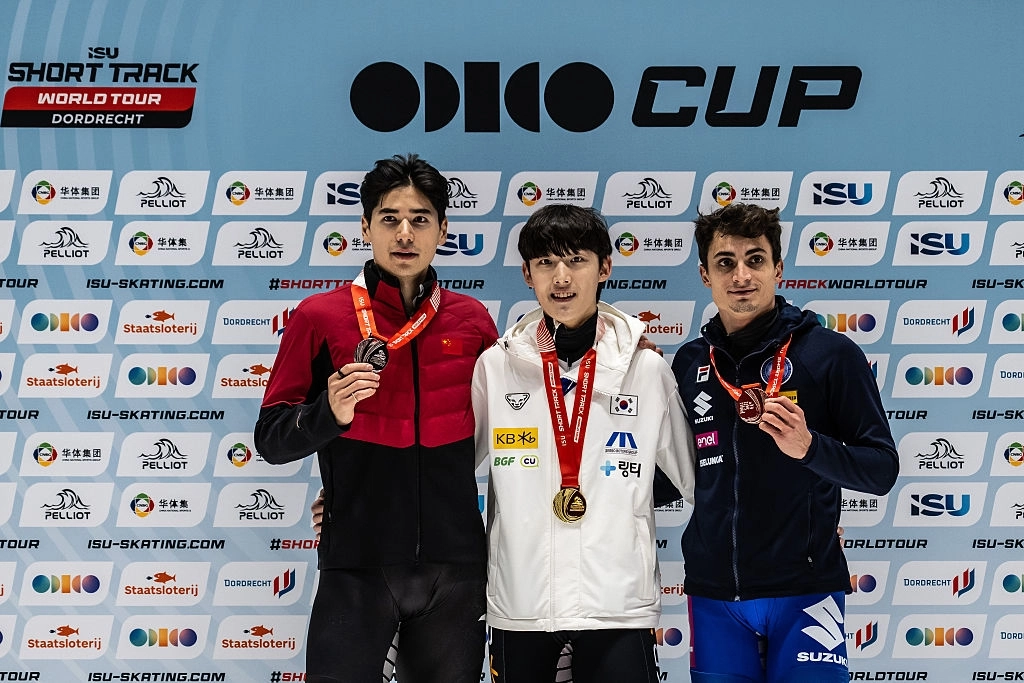 한국 쇼트트랙 국가대표 임종언이 1일(한국시간) 네덜란드 도르드레흐트의 스포르트불레바르에서 열린 2025~26 국제빙상경기연맹(ISU) 쇼트트랙 월드투어 4차 대회 남자 1000m 결선에서 우승한 뒤 2위 류샤오앙, 3위 피에트로 시겔과 기뻐하고 있다. ISU 제공