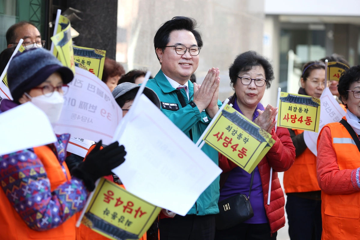 박일하 서울 동작구청장이 지난달 10일 사당4동에 있는 도로 위 전신주가 철거되는 모습을 주민들과 함께 지켜보고 있다. 동작구 제공