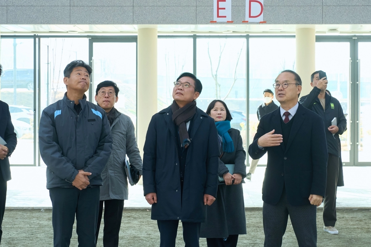 1일 김석필 천안시장 권한대행과 이용수 대한축구협회 부회장 등이 대한민국축구종합센터 시설을 점검하고 있다. 시 제공