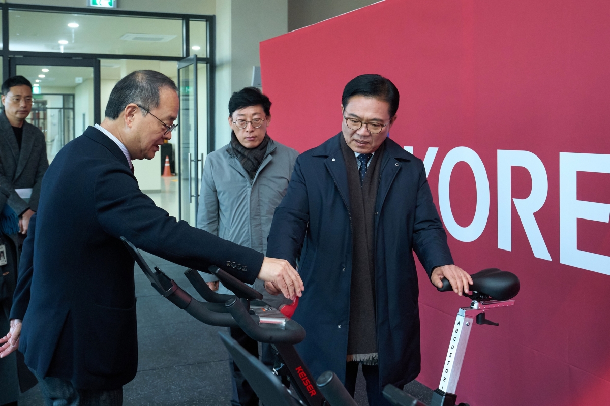 1일 김석필 천안시장 권한대행과 이용수 대한축구협회 부회장 등이 대한민국축구종합센터 시설을 점검하고 있다. 시 제공