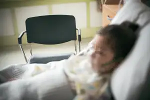 “이렇게 심할 줄 몰랐다”…친척들 ‘뽀뽀 세례’ 받은 2살 중환자실행, 무슨 일