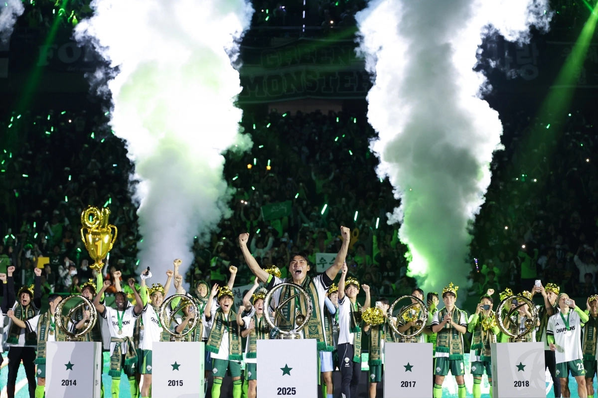 전북 현대 선수들이 지난달 8일 전주월드컵경기장에서 열린 2025 K리그1 36라운드 대전하나시티즌과의 홈 경기에서 3-1로 승리한 뒤 우승 세레머니를 펼치고 있다. K리그 제공