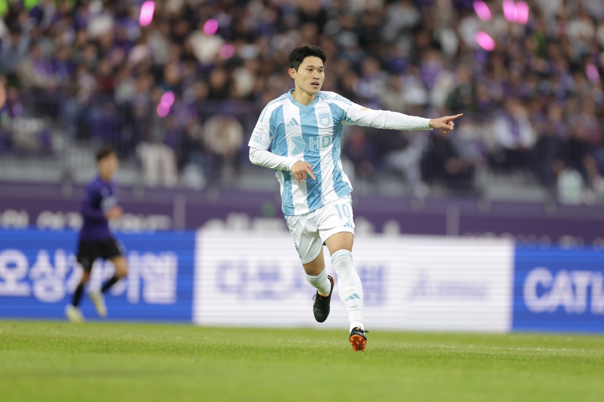 울산 HD 이동경이 지난달 1일 안양종합운동장에서 열린 2025 K리그1 35라운드 FC안양과의 원정 경기에서 달리고 있다. K리그 제공
