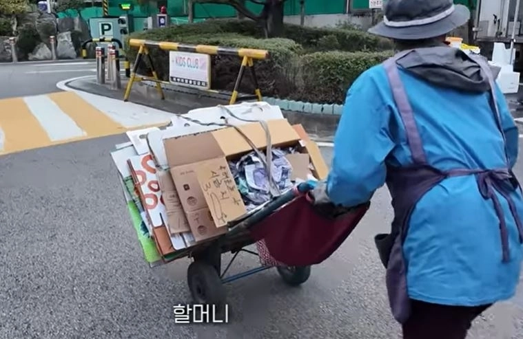 폐지 줍는 할머니에 한도 없는 카드 선물한 유튜버. 킴브로 캡처