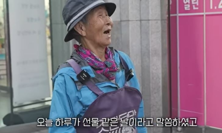 폐지 줍는 할머니에 한도 없는 카드 선물한 유튜버. 킴브로 캡처