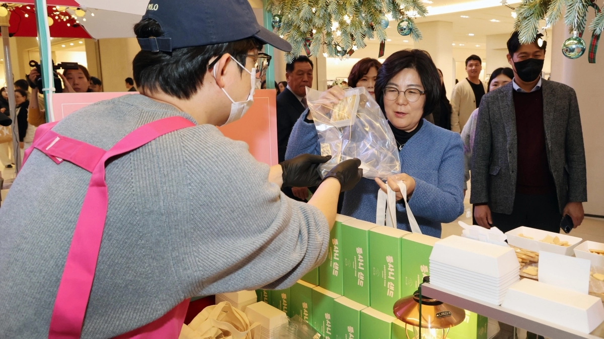 지난달 29일 김보라 안성시장이 ‘안성맞춤 마켓&amp;안성문화장’에서 빵 사고 있다. (안성시 제공)