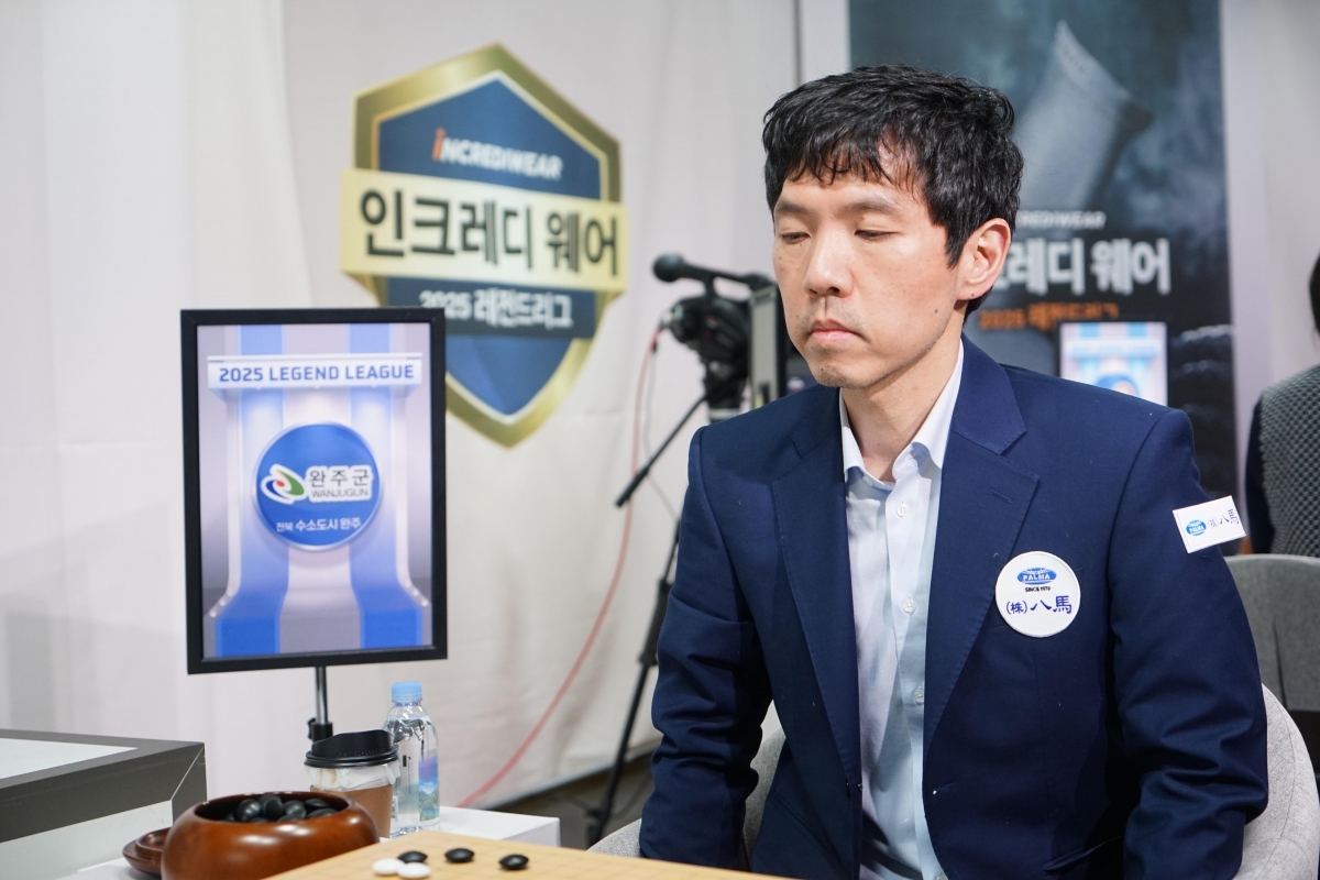 이창호 9단이 1일 서울 성동구 마장로 한국기원 바둑TV 스튜디오에서 열린 2025 인크레디웨어 레전드리그 플레이오프(PO) 2차전에서 김수장 9단과 대국하고 있다. 한국기원 제공
