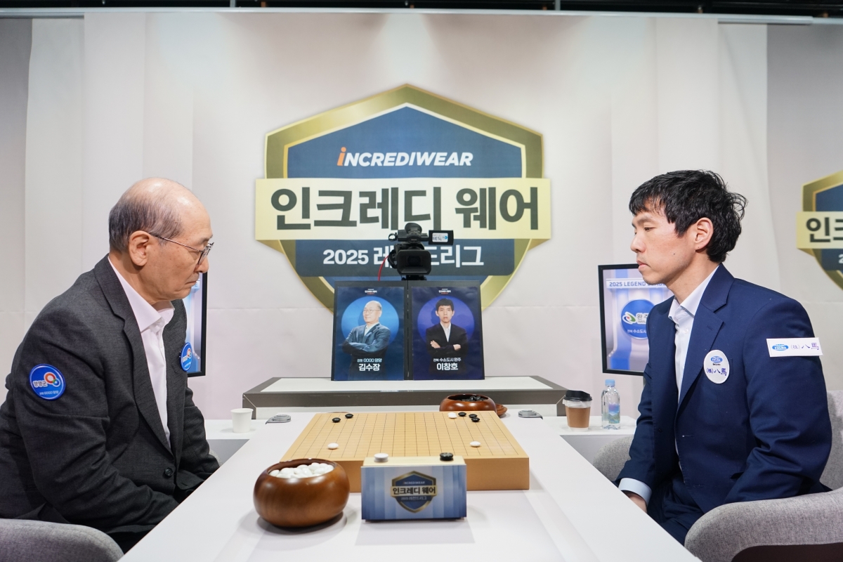 이창호(오른쪽) 9단이 1일 서울 성동구 마장로 한국기원 바둑TV 스튜디오에서 열린 2025 인크레디웨어 레전드리그 플레이오프(PO) 2차전에서 김수장 9단과 대국하고 있다. 한국기원 제공