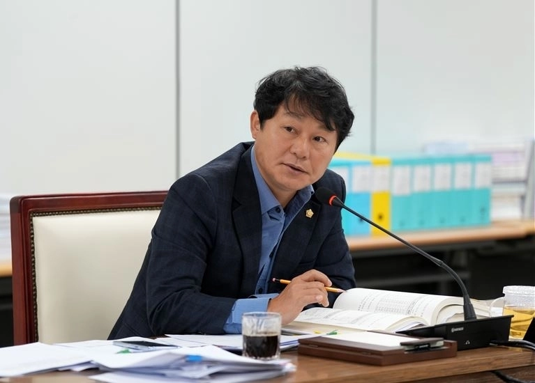 하남시의회 정병용 부의장이 지난 11월 27일 제344회 하남시의회 제2차 정례회 2025년도 행정사무감사에서 하남문화재단 소관 사무에 대해 질의하고 있다. 정병용 부의장실 제공