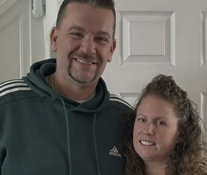 안구암 진단을 받고 눈 적출 수술을 받은 영국의 세라 월터(오른쪽)와 남편(왼쪽). 더 선 캡처