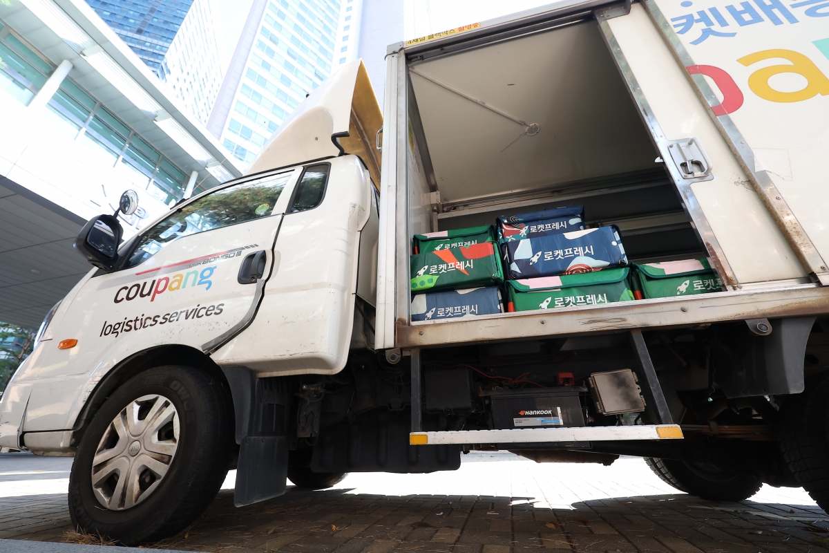 서울 시내 한 쿠팡 차량에 배달될 물품들이 쌓여 있다. 연합뉴스