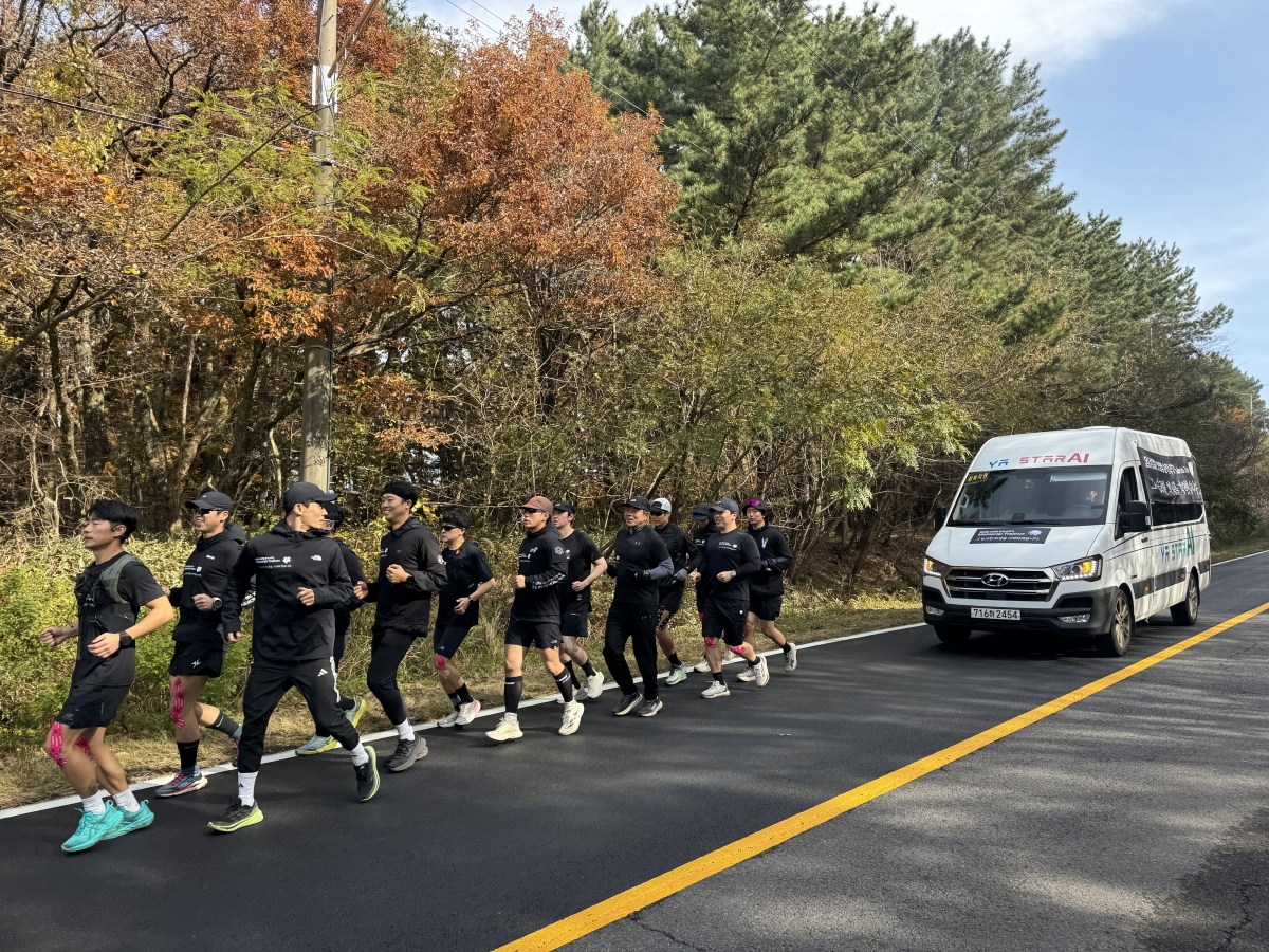 제주소방 트레일러닝 동호회 ‘온 트레일’은 1일 임성철 소방장 순직 2주기를 맞아 표선119센터 옛 청사에서 제주국립호국원까지 달리는 메모리얼 트레일러닝을 하고 있다. 제주도소방안전본부 제공