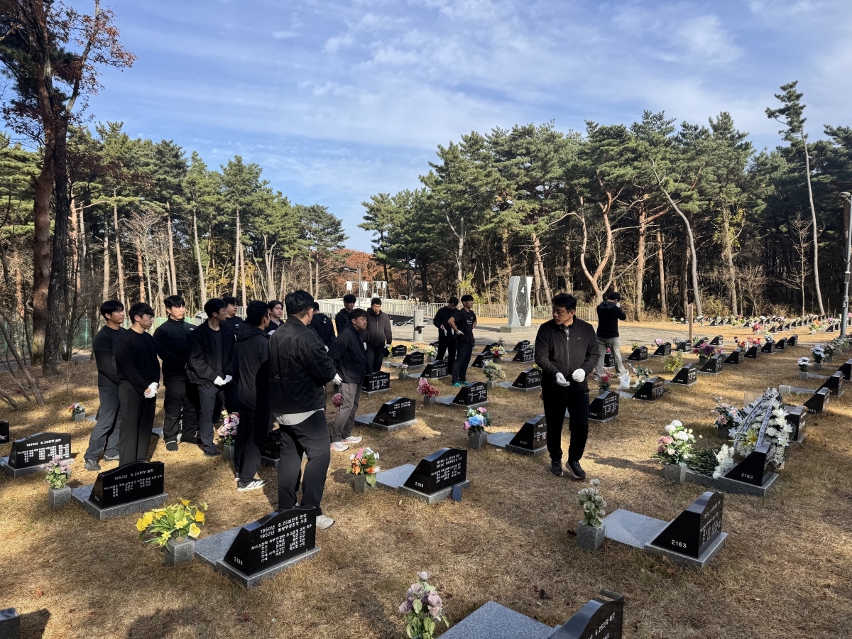 제주소방 트레일러닝 동호회 ‘온 트레일’은 1일 임성철 소방장 순직 2주기를 맞아 추모 메모리얼 트레일러닝 행사를 열었다. 사진은 제주국립호국원에서 임 소방장에게 헌화하고 묵념을 준비하는 모습. 제주도소방안전본부 제공