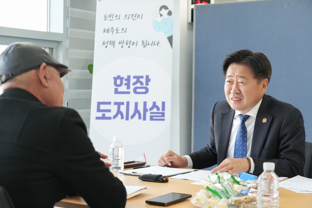 오영훈 제주도지사가 지난달 21일 서부권역 한림읍에 마련된 현장 도지사실에서 주민과 소통하고 있다. 제주도 제공