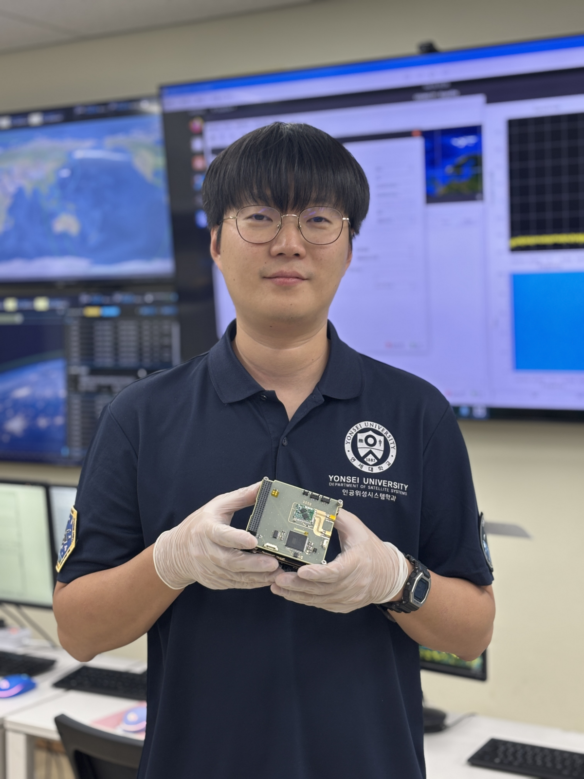 은영호(40) 연세대 인공위성시스템학과 연구교수가 1일 서울 서대문구 대학 인공위성 관제실에서 큐브 위성 통신장비를 들고 있다. 본인 제공