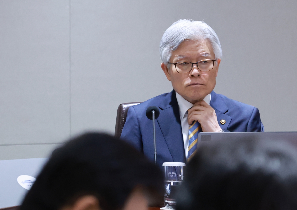 국무회의 참석한 인사혁신처장     (서울=연합뉴스) 홍해인 기자 = 최동석 인사혁신처장이 29일 서울 용산 대통령실 청사에서 이재명 대통령 주재로 열린 국무회의에 참석하고 있다. 2025.7.29     hihong@yna.co.kr