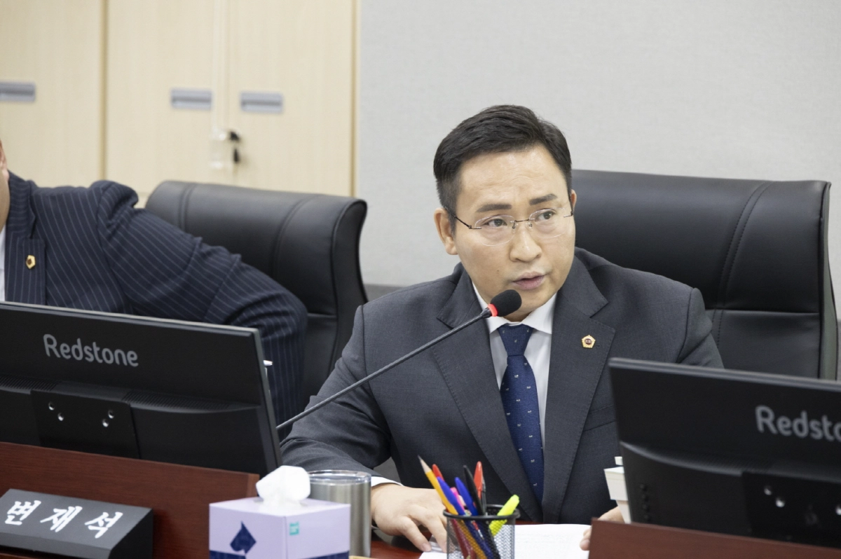 변재석 의원이 12월 1일 경기도교육청 2026년 교육비특별회계 예산안 심사에서 질의하고 있다.(사진=경기도의회)
