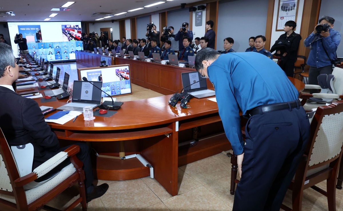 유재성 경찰청장 직무대행이 1일 오전 서울 서대문구 경찰청에서 열린 전국 경찰 지휘부 화상회의에 참석해 12.3 위헌적인 비상계엄 당시 경찰 조치에 대해 사과하고 있다. 2025.12.01. 뉴시스