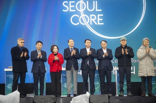 박희영(왼쪽 세 번째) 서울 용산구청장이 지난달 27일 용산국제업무지구 기공식에서 참석자들과 기념사진을 찍고 있다. 네 번째는 권영세 국회의원, 일곱 번째는 오세훈 서울시장.   용산구 제공