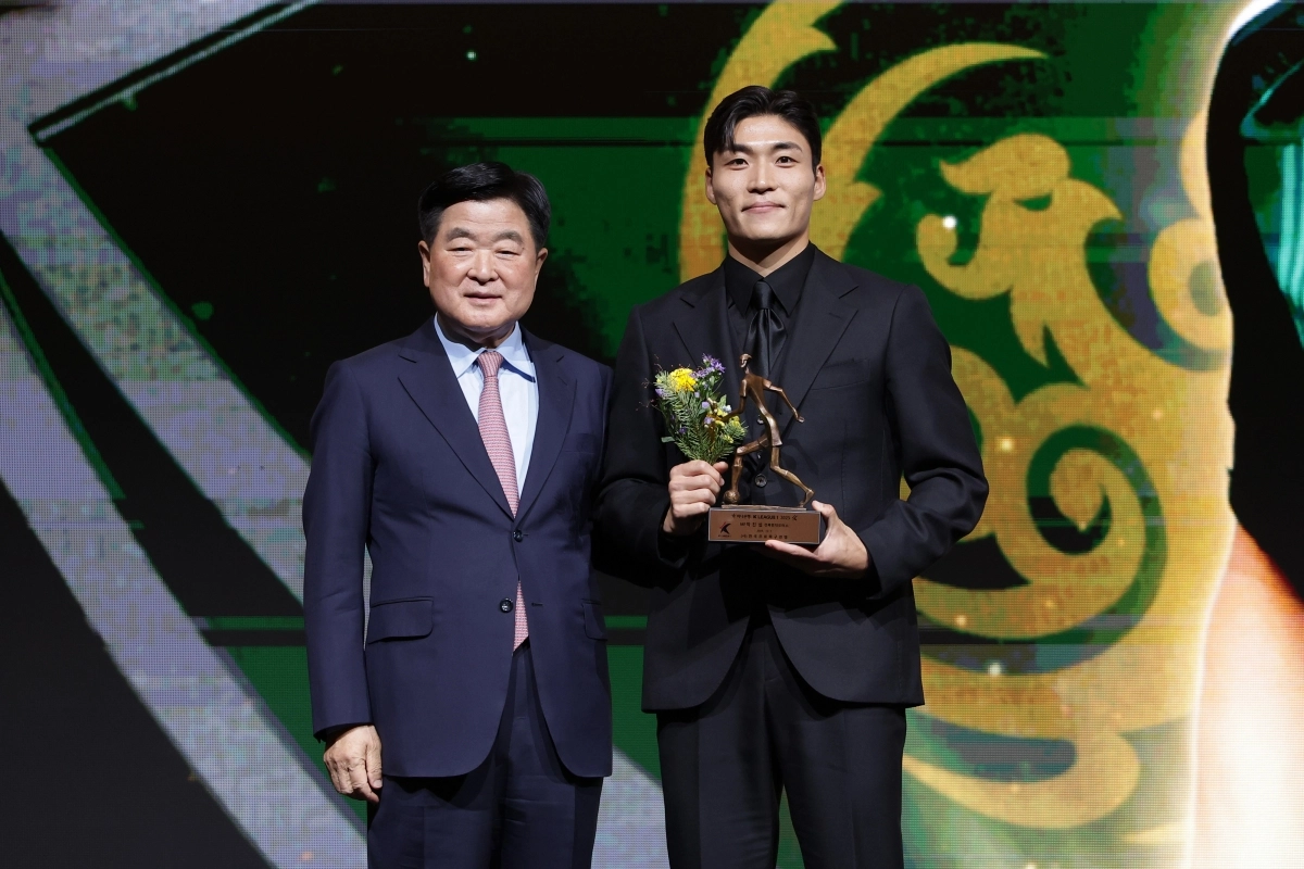 전북 현대 박진섭이 1일 서울 스위스그랜드호텔에서 열린 2025 K리그1 시상식에서 베스트11에 선정된 뒤 권오갑 한국프로축구연맹 총재에게 트로피를 받고 있다. K리그 제공