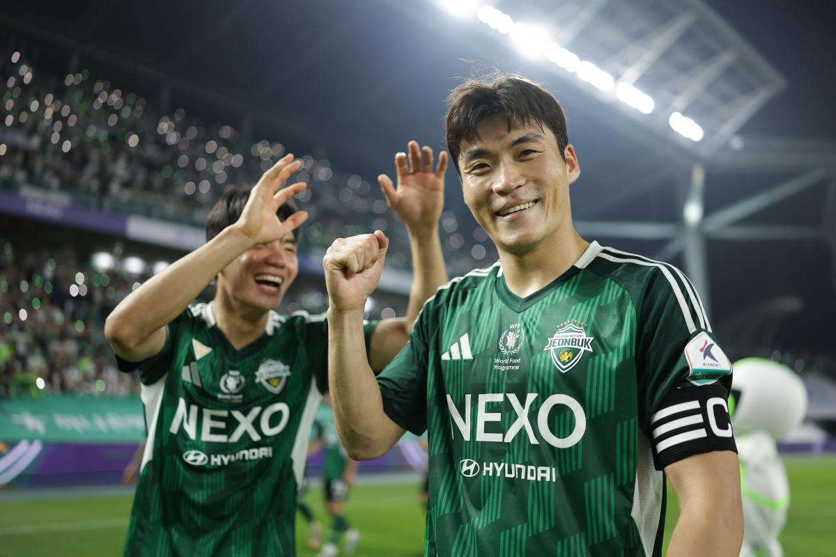 전북 현대 박진섭이 5월 31일 전주월드컵경기장에서 열린 2025 K리그1 17라운드 울산 HD와의 홈 경기에서 3-1로 승리한 뒤 기뻐하고 있다. K리그 제공