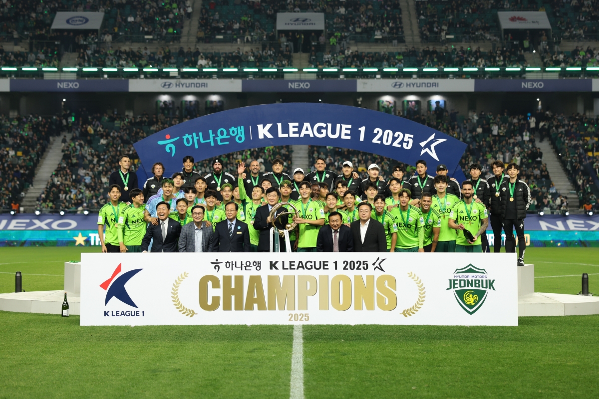 전북 현대 선수들이 지난달 8일 전주월드컵경기장에서 열린 2025 K리그1 36라운드 대전하나시티즌과의 홈 경기에서 3-1로 승리한 뒤 우승 세레머니를 펼치고 있다. K리그 제공