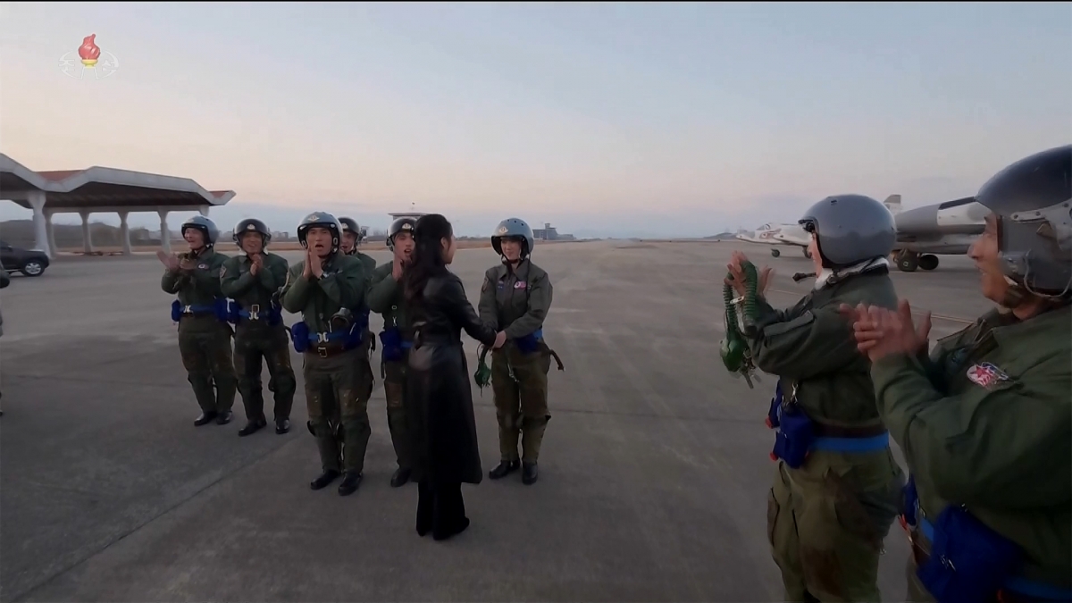 여성 전투기 조종사와 악수하는 주애