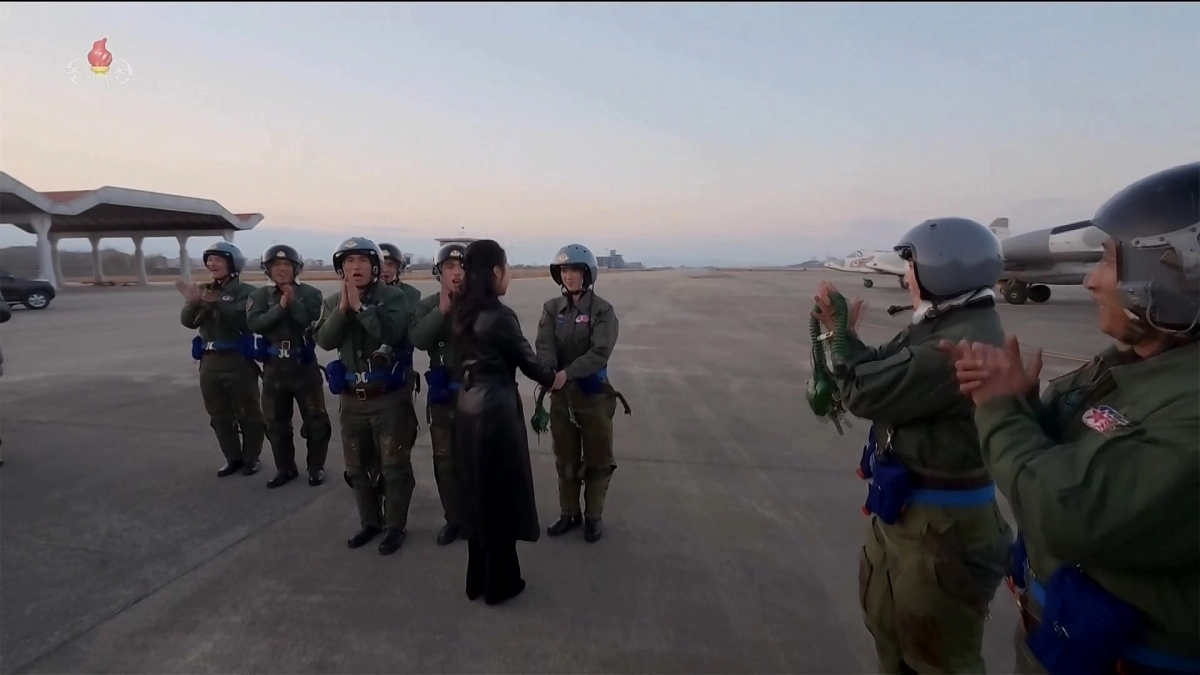 여성 전투기 조종사와 악수하는 주애