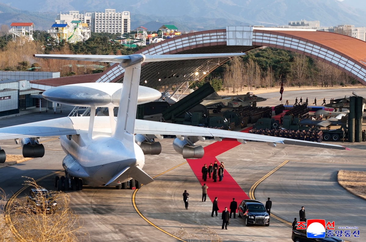 김정은 국무위원장이 딸 주애와 함께 지난 28일 제2공군사단 59길영조영웅연대 갈마비행장에서 북한 공군 창설 80주년 기념행사에 참석해 장병들을 치하하고 항공절 기념 공군 시위비행 및 기념보고대회와 기념공연을 관람했다고 조선중앙통신이 30일 보도했다. 2025.11.30 조선중앙통신