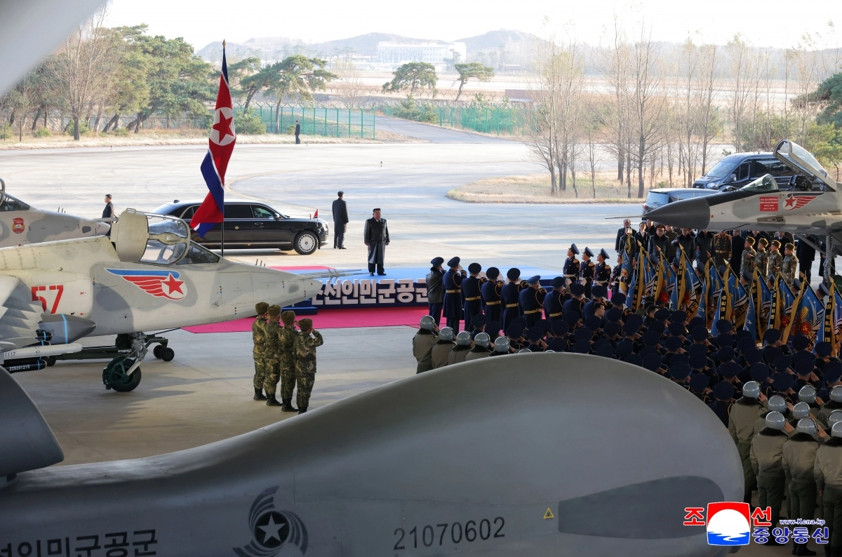 김정은 국무위원장이 딸 주애와 함께 지난 28일 제2공군사단 59길영조영웅연대 갈마비행장에서 북한 공군 창설 80주년 기념행사에 참석해 장병들을 치하하고 항공절 기념 공군 시위비행 및 기념보고대회와 기념공연을 관람했다고 조선중앙통신이 30일 보도했다. 2025.11.30 조선중앙통신
