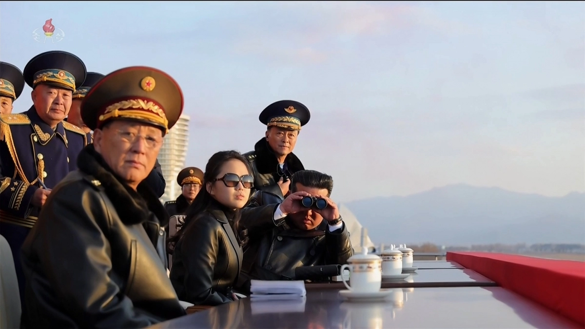 ‘시위비행’ 참관하는 김정은과 주애
