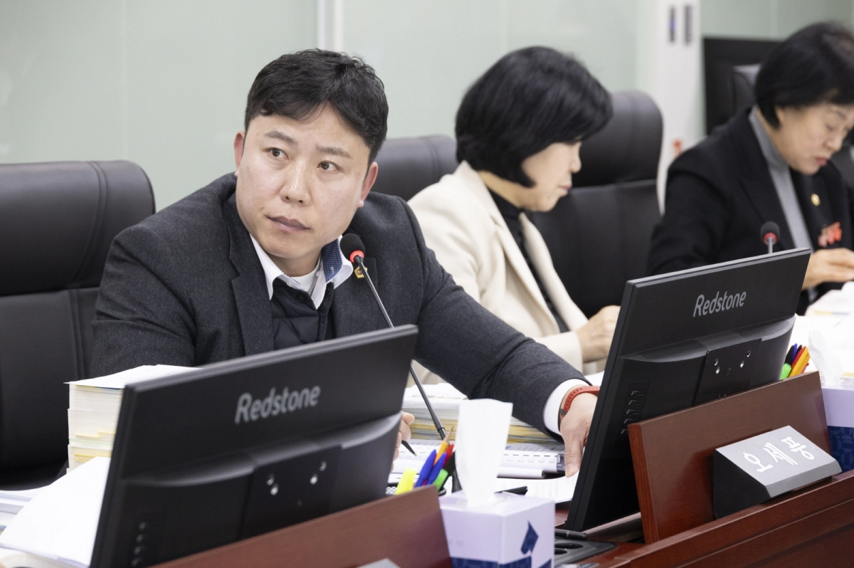 오세풍 의원이 1일 경기도교육청 예산결산특별위원회 회의에서 2026년도 교육비특별회계 예산안을 점검하며 교육격차 해소와 학생 안전, 미래교육 기반 구축을 위한 재정 운용 방향을 질의하고 있다.(사진=경기도의회)