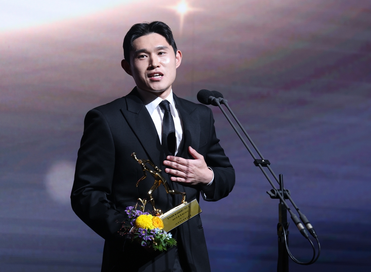 울산 HD 이동경이 1일 서울 스위스그랜드호텔에서 열린 2025 K리그1 시상식에서 MVP에 선정된 뒤 소감을 밝히고 있다. 연합뉴스