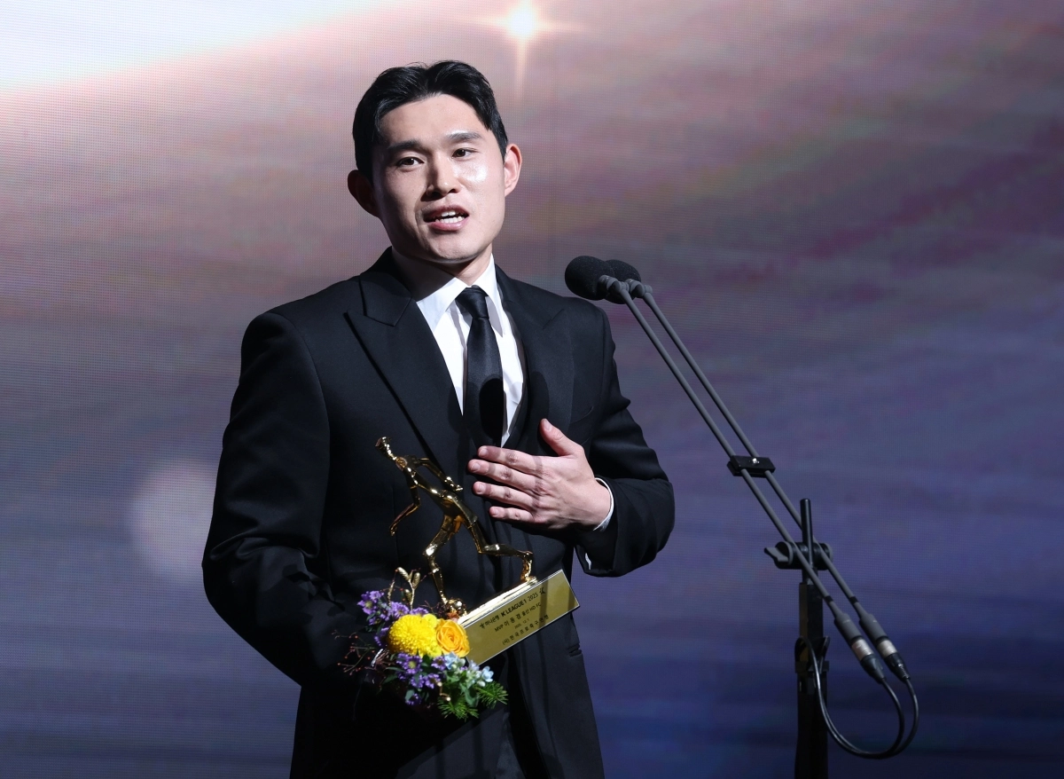 울산 HD 이동경이 1일 서울 스위스그랜드호텔에서 열린 2025 K리그1 시상식에서 MVP에 선정된 뒤 소감을 밝히고 있다. 연합뉴스