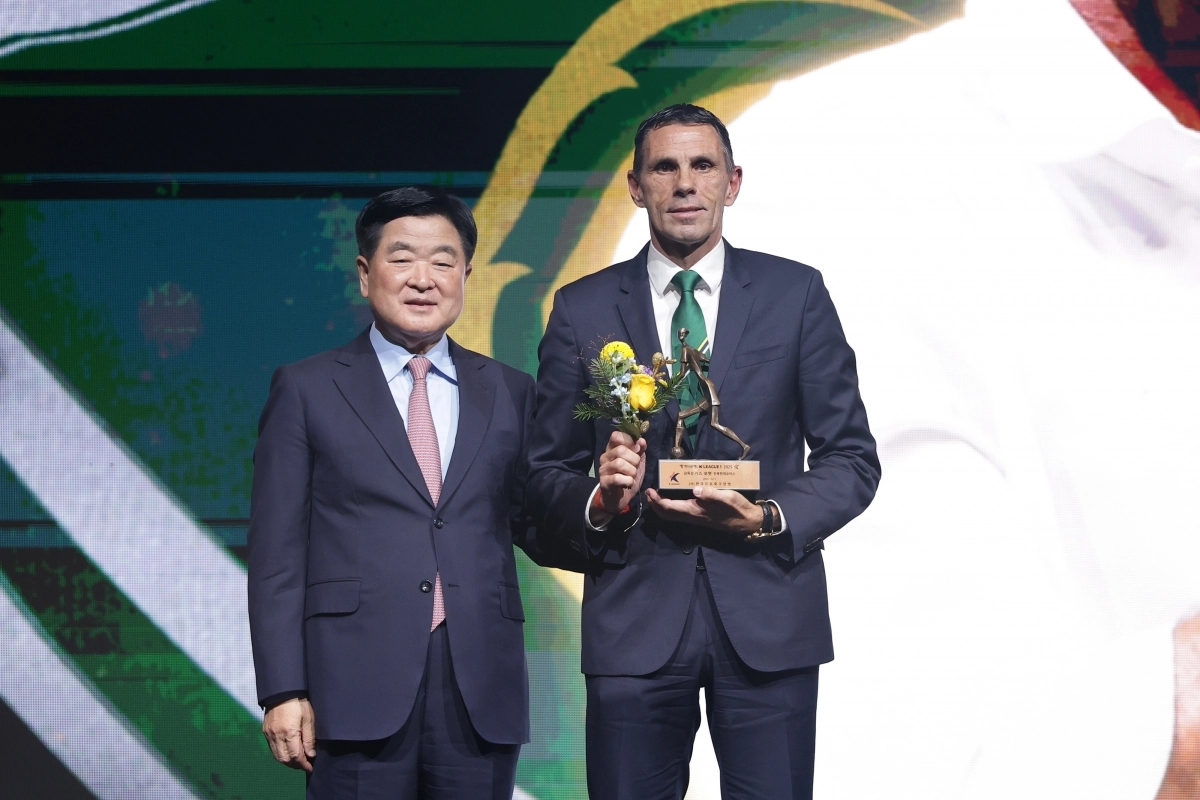 거스 포옛 전북 현대 감독이 1일 서울 스위스그랜드호텔에서 열린 2025 K리그1 시상식에서 감독상의 주인공에 선정된 뒤 권오갑 한국프로축구연맹 총재에게 트로피를 받고 있다. K리그 제공