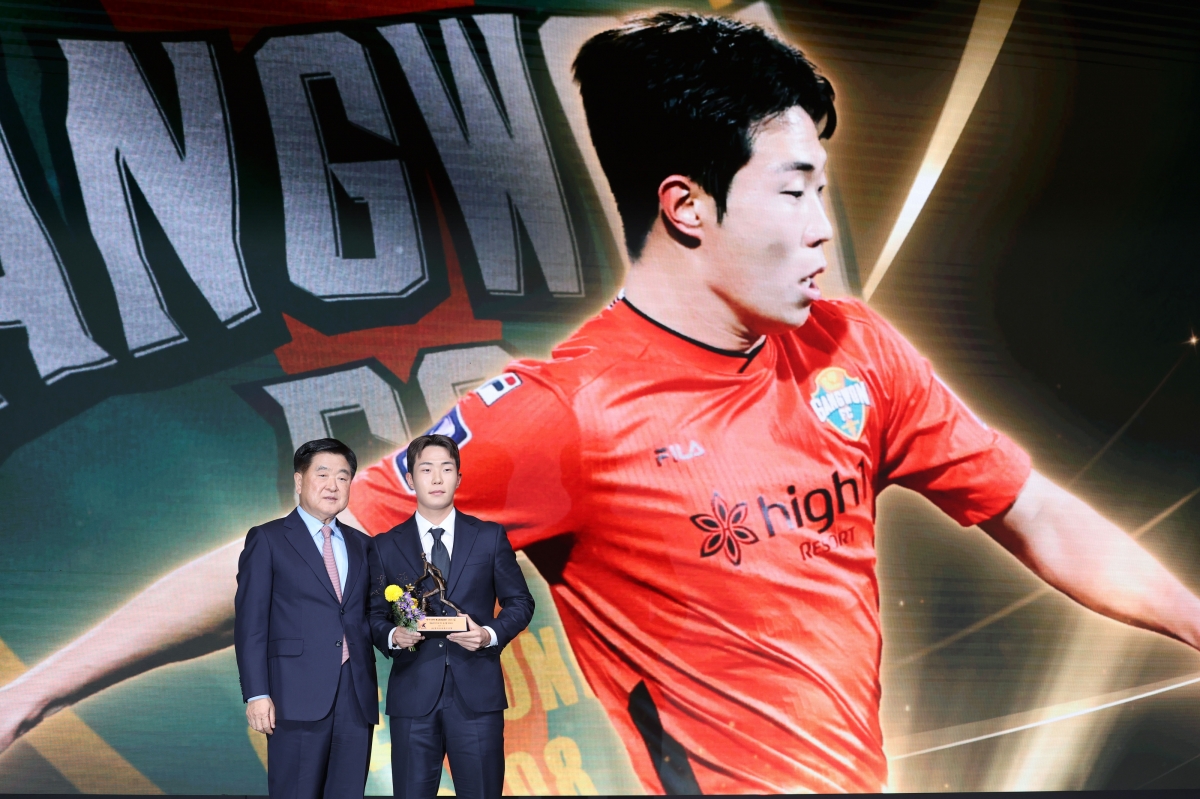 1일 서울 스위스 그랜드호텔에서 열린 2025 K리그 시상식에서 영플레이어상을 받은 강원FC 이승원. 뉴스1