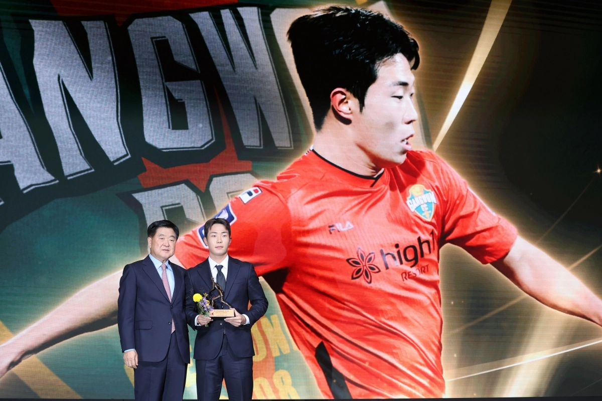 1일 서울 스위스 그랜드호텔에서 열린 2025 K리그 시상식에서 영플레이어상을 받은 강원FC 이승원. 뉴스1