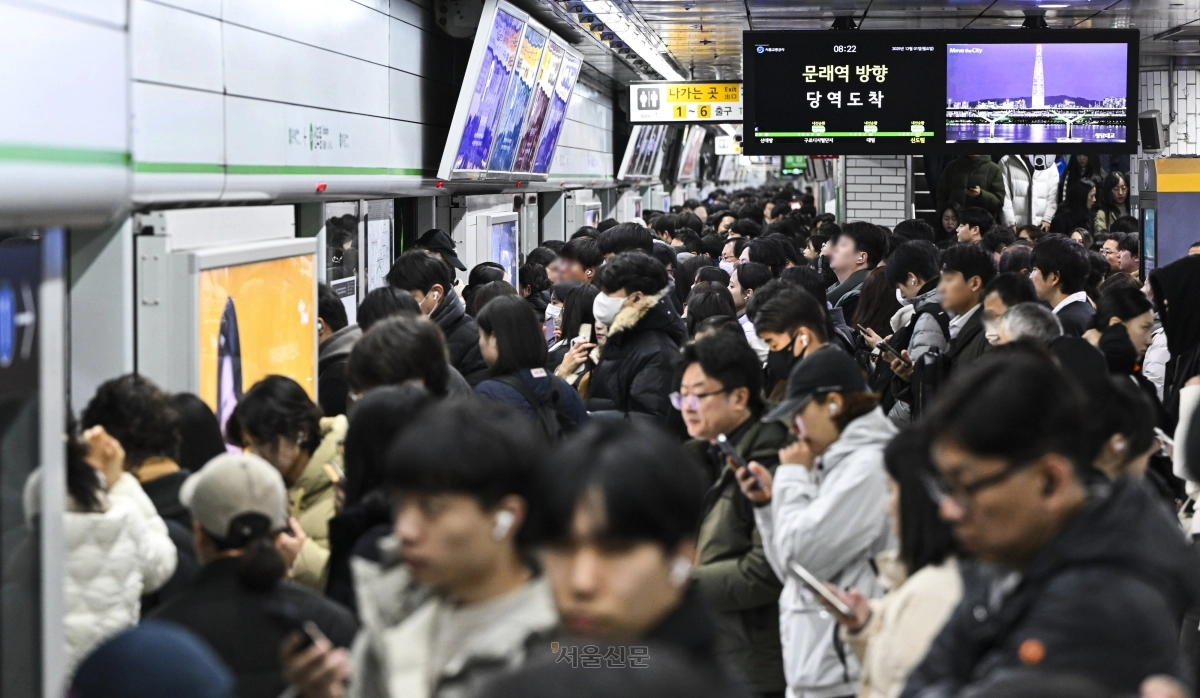 서울지하철 1∼8호선을 운영하는 서울교통공사 노동조합이 임금·단체협약(임단협) 협상 결렬로 준법 운행에 돌입한 1일 서울 구로구 신도림역 2호선 승강장에서 시민들이 열차를 타거나 내리고 있다. 2025.12.1 이지훈 기자
