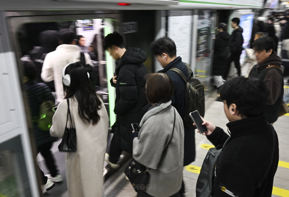 서울지하철 1∼8호선을 운영하는 서울교통공사 노동조합이 임금·단체협약(임단협) 협상 결렬로 준법 운행에 돌입한 1일 서울 구로구 신도림역 2호선 승강장에서 시민들이 열차를 타거나 내리고 있다. 2025.12.1 이지훈 기자