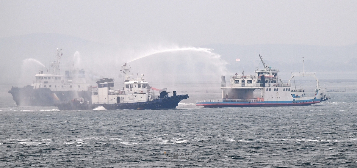 25일 인천 중구 인천항연안여객터미널 앞 바다에서 레디코리아(READY Korea) 4차 훈련 (선박충돌사고)이 진행되고 있다. 이번 훈련은 해무와 GPS 혼신으로 귀항 중이던 어선·차도선·군 선박 간 충돌이 발생하고, 이어 선박 화재·유류 유출과 100명 규모의 대규모 인명피해가 동반된 상황을 가정해 진행됐다.