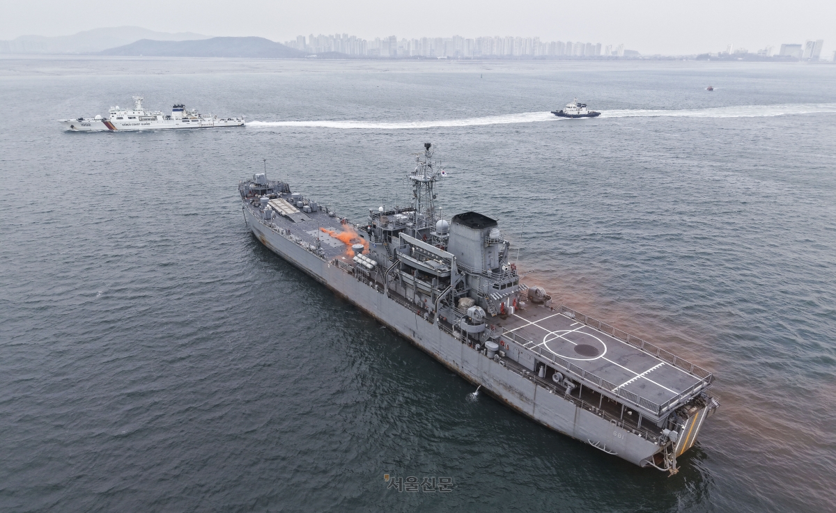 25일 인천 중구 인천항연안여객터미널 앞 바다에서 레디코리아(READY Korea) 4차 훈련 (선박충돌사고)이 진행되고 있다. 이번 훈련은 해무와 GPS 혼신으로 귀항 중이던 어선·차도선·군 선박 간 충돌이 발생하고, 이어 선박 화재·유류 유출과 100명 규모의 대규모 인명피해가 동반된 상황을 가정해 진행됐다.