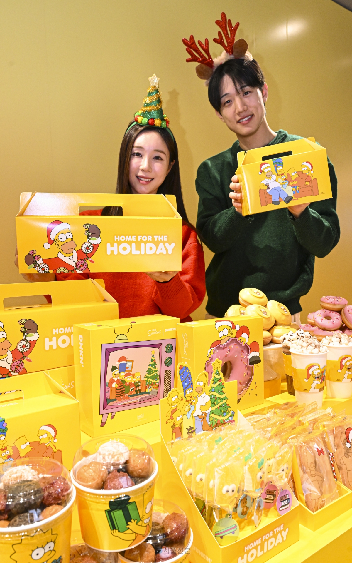 1일 서울 강남구 던킨 원더스 청담점에서 모델들이 ‘심슨 가족’을 테마로 한 시즌 한정판 도넛과 굿즈를 선보이고 있다. 2025.12.1 이지훈 기자