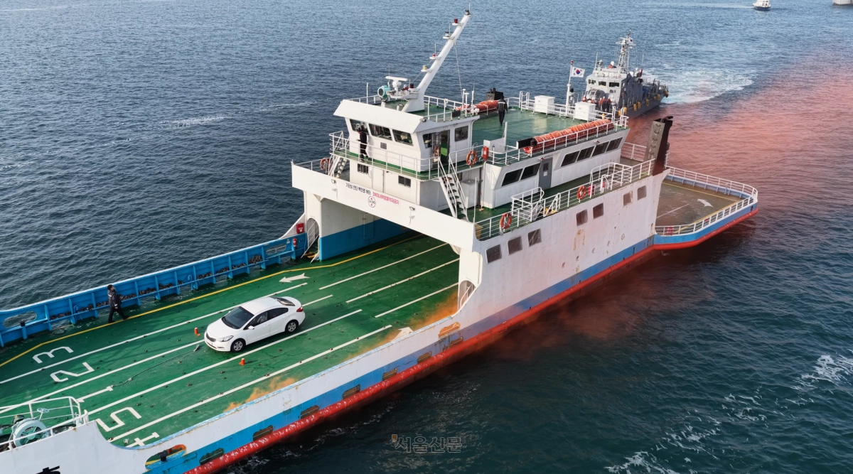 25일 인천 중구 인천항연안여객터미널 앞 바다에서 레디코리아(READY Korea) 4차 훈련 (선박충돌사고)이 진행되고 있다. 이번 훈련은 해무와 GPS 혼신으로 귀항 중이던 어선·차도선·군 선박 간 충돌이 발생하고, 이어 선박 화재·유류 유출과 100명 규모의 대규모 인명피해가 동반된 상황을 가정해 진행됐다.