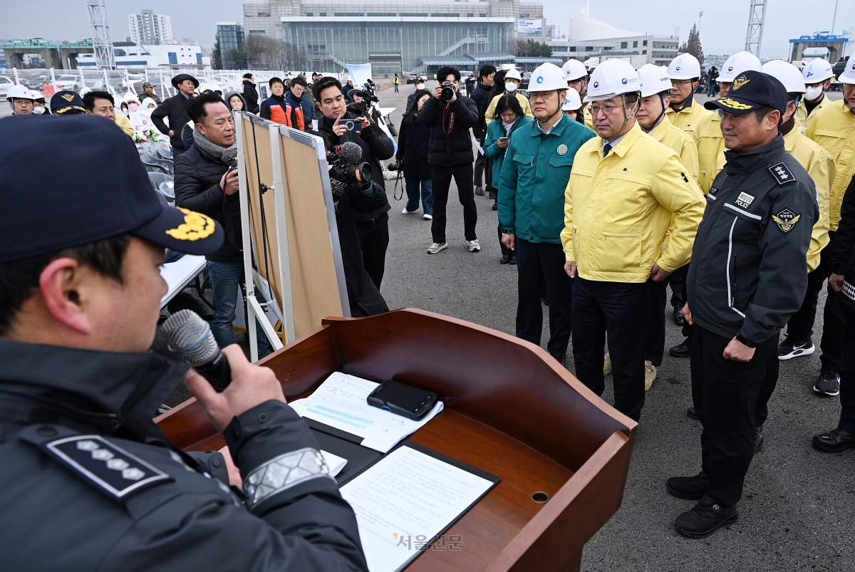 윤호중 행정안전부 장관이 25일 인천 중구 인천항연안여객터미널 앞 바다에서 열린 레디코리아(READY Korea) 4차 훈련(선박충돌사고)에서 사고 훈련 현황을 보고 받고 있다.