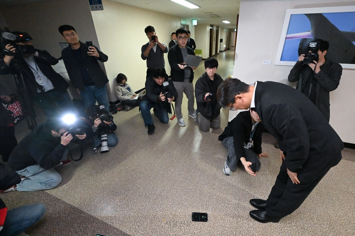 고개숙이는 박대준 쿠팡 대표