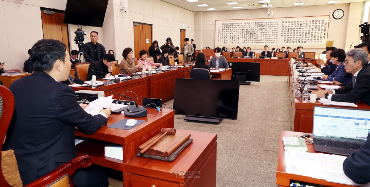 1일 국회 법제사법위원회에서 열린 법안심사제1소위원회의에서 윤석열ㆍ김건희 등의 국정농단 사건 진상규명을 위한 전담재판부 설치에 관한 법률안 등을 논의 하고 있다. 2025.12.1.안주영 전문기자
